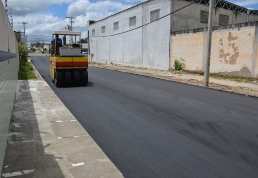 Prefeitura executa obras de pavimentação na Rua Santa Maria