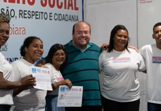 Prefeitura entrega certificados de curso de Informática a moradores do Urupiara
