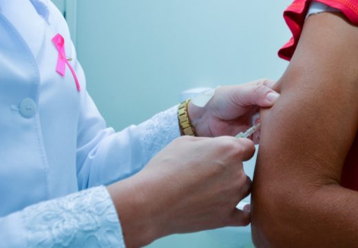 Acolhimento e Atenção Integral à Saúde da Mulher: Prefeitura realiza ação do Outubro Rosa nas unidades de saúde de Santa Terezinha e do Petrolar I