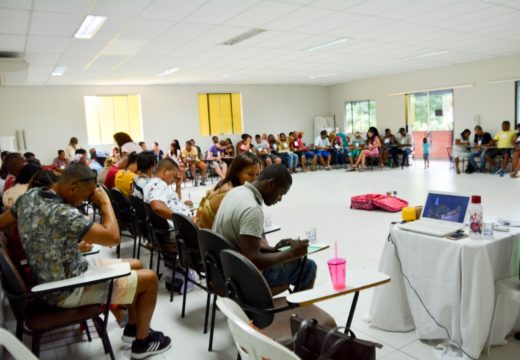 Casais que se preparam para a cerimônia do Casamento Social participam de encontro promovido pela Prefeitura