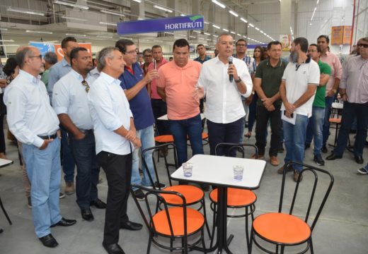 Prefeito Joaquim Neto prestigia lançamento do Atakadão Atakarejo em Alagoinhas
