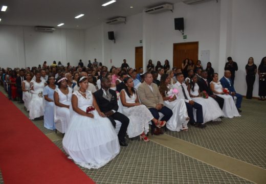 Mais de 40 casais oficializam união em Casamento Social realizado pela Prefeitura