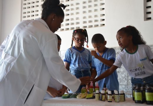 Semana da Consciência Negra: Escola Municipal Eraldo Tinoco de Melo recebe Farmácia Verde da comunidade quilombola Gamba