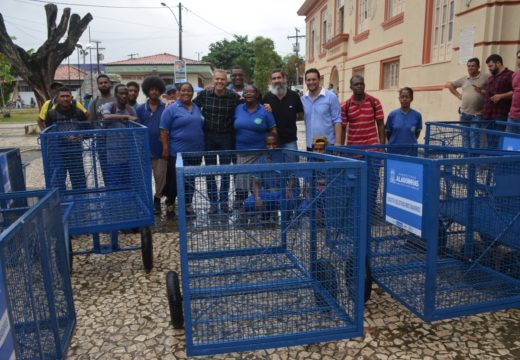 Prefeitura faz entrega de carrinhos e a Coral retoma coleta seletiva no centro da cidade