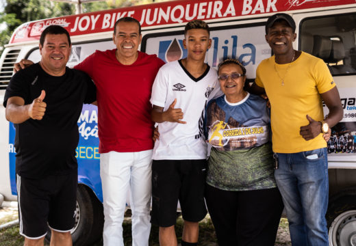 Jovens da iniciação esportiva recebem Kombi para futebol interativo