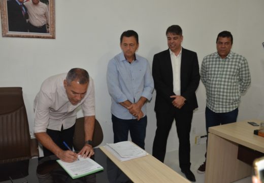 Prefeito Joaquim Neto assina edital de licitação do transporte coletivo