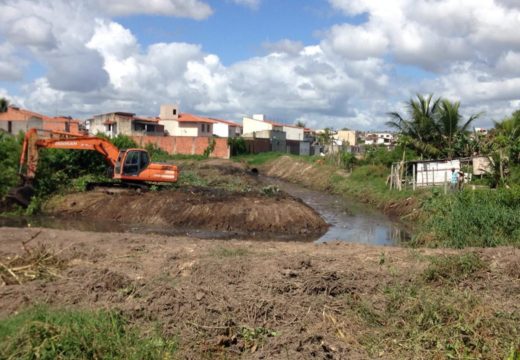 Prefeitura continua trabalho de limpeza do Rio Catu