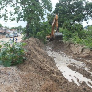 Trecho da Avenida Rio Branco é liberado após limpeza da via e reconstrução de barreira