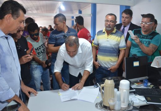 Prefeito Joaquim Neto assina decreto que regulamenta mototaxistas