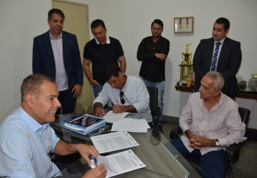 Prefeitura assina contratos da licitação do transporte coletivo