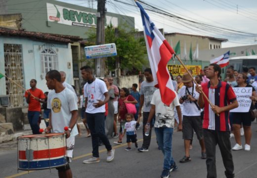 Caminhada pela paz e contra as drogas reúne dezenas de famílias em Alagoinhas