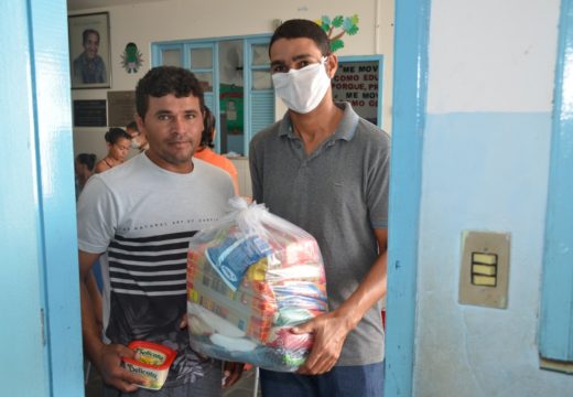 Quase 500 cestas básicas foram entregues pela Prefeitura a alunos matriculados na rede de ensino, nesta quinta-feira (2); confira