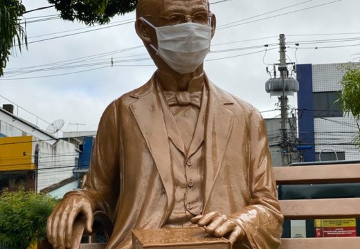 Em Alagoinhas, estátuas e monumentos históricos alertam para a importância do uso de máscaras no enfrentamento ao coronavírus; iniciativa visa ampliar a conscientização