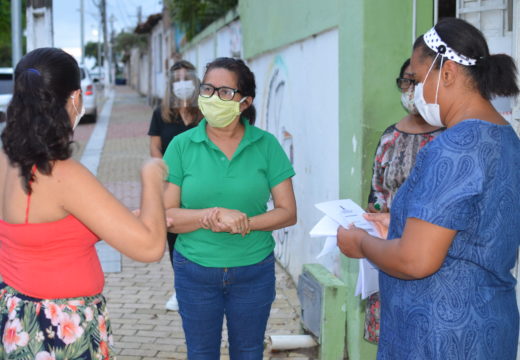 Enfrentamento à COVID-19: equipes de saúde entregam kits com máscaras, álcool, toucas e protetores faciais aos lares de idosos de Alagoinhas