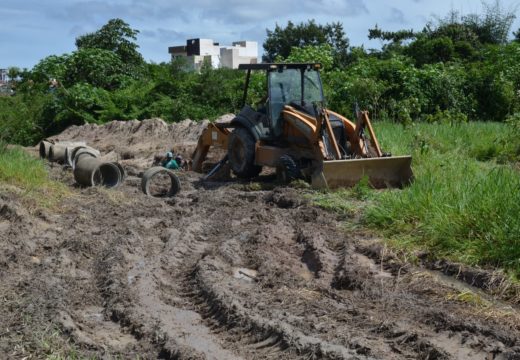 OBRA DE DRENAGEM: Prefeitura realiza substituição de mais de 300 manilhas na Rua Ingá, em Alagoinhas Velha