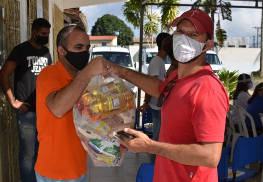 Prefeitura segue com entrega de cestas básicas pela SEMAS