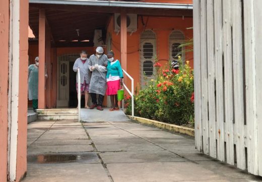 Idosos acolhidos na Unidade de Reintegração retornam à instituição de longa permanência; eles foram recebidos pelos demais residentes do lar, que já fazem parte do quadro de recuperados