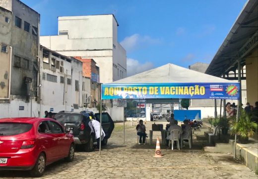 DRIVE THRU DE VACINAÇÃO: Além da imunização contra a gripe e contra o sarampo, equipes de saúde administram vacinas de rotina do calendário infantil e adulto na Estação de Transporte Alternativo