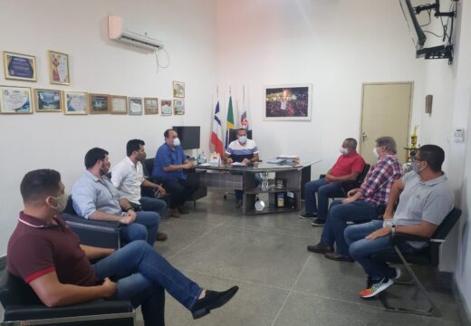 Prefeito Joaquim Neto se reúne com setores para discutir retomada de atividades