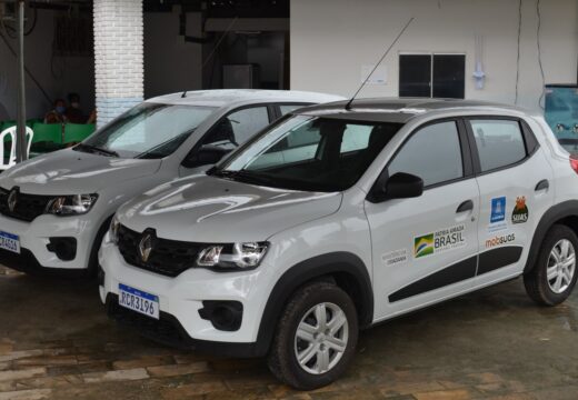 Prefeitura realiza entrega de veículos e equipamentos à APAE e Pestalozzi