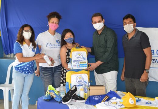 SEDUC entrega kits escolares e de higiene para alunos da AABB Comunidade