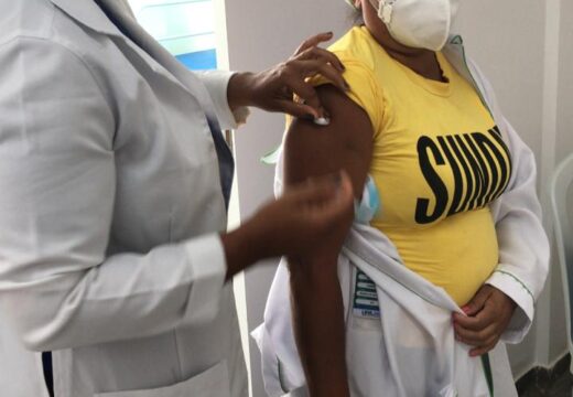 Colaboradores da UPA de Santa Terezinha são vacinados contra a COVID-19