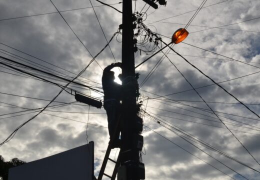 Prefeitura dá seguimento aos serviços de manutenção da rede de iluminação pública do município