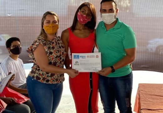 Prefeitura entrega mais 55 certificados de cursos a moradores do Urupiara