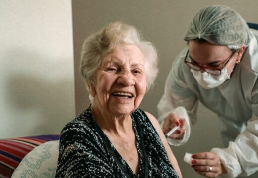 Idosos com mais de 90 anos começarão a ser vacinados nesta quarta-feira (03)