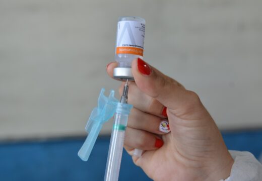 Vacinação com a primeira dose é temporariamente interrompida