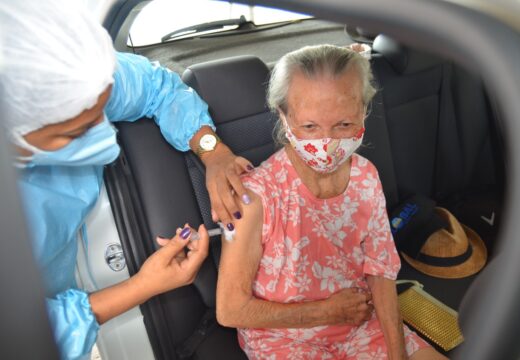 Idosos com 90 anos ou mais devem se dirigir ao Carneirão, até quarta-feira (03), para receberem a segunda dose da Coronavac