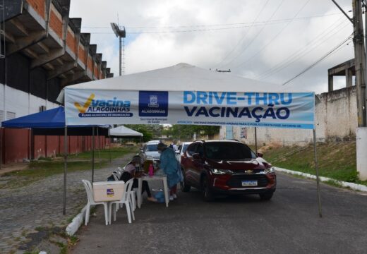 Prefeitura informa sobre a vacinação no drive thru