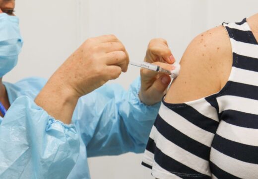 Prefeitura segue com aplicação da vacina de reforço e 1ª dose para o pessoal da saúde