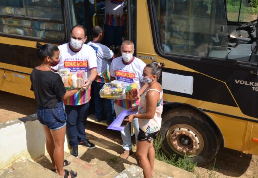 Prefeitura de Alagoinhas deu início à distribuição de 13 mil cestas básicas aos estudantes matriculados na Rede Municipal de Ensino