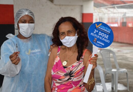 Pessoas com idade a partir de 60 anos começam a ser vacinadas neste domingo (18)