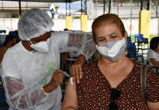 Alagoinhas inicia imunização dos trabalhadores da educação