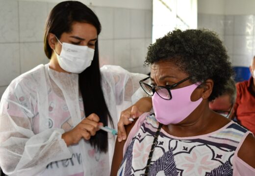 Vacinação contra Covid-19 em Alagoinhas continua para segunda dose Coronavac em pessoas idosas 