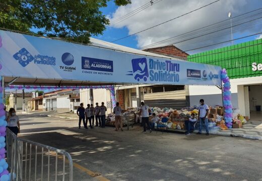 Drive Thru Solidário arrecada 30 toneladas de gêneros alimentícios, materiais de limpeza e de higiene pessoal