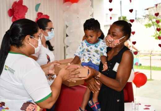 Prefeitura de Alagoinhas realiza entrega de kits especiais para as mães usuárias do CRAS, CRAM e CREAS