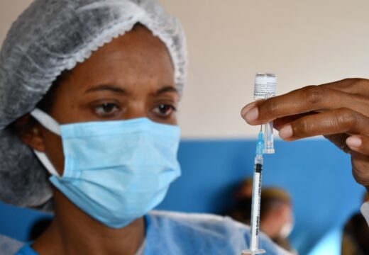 A vacinação desta sexta e sábado contra Covid-19 em Alagoinhas (BA) será para completar esquema vacinal 