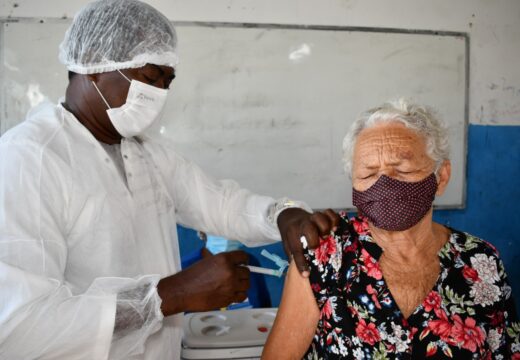 A quinta-feira de vacinação contra Covid-19 em Alagoinhas (BA) será com primeira e segunda doses da AstraZeneca 