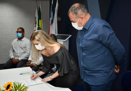 Em ato oficial de posse, secretária de saúde de Alagoinhas, Laína Passos, firmou compromissos com a população alagoinhense