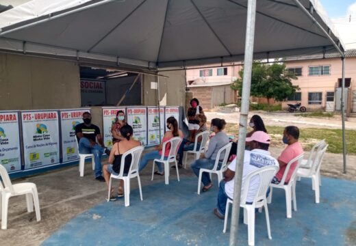 Moradores da Habitação Urupiara são orientados para a resolução do problema com o telhado