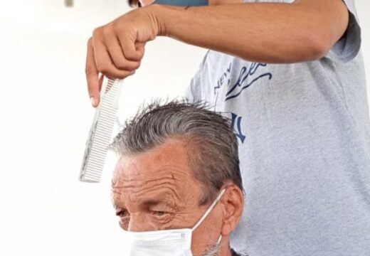 Acolhidos da Unidade Municipal para Pessoas em Situação de Rua recebem serviços de beleza