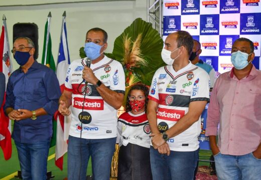 Como parte das celebrações do aniversário da cidade, moradores da Santa Terezinha recebem quadra poliesportiva
