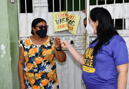 Prefeitura de Alagoinhas distribui ovos, leite e frango a lares de idosos do município