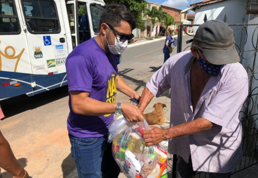 SEMAS realiza entrega de cestas básicas a famílias em vulnerabilidade social do Pingurute, Irmã Dulce e Alto do Santo Antônio