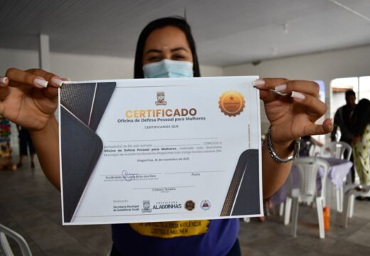 Participantes do curso de defesa pessoal para mulheres são certificadas