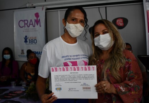 Empoderamento e autonomia para assistidas do CRAM certificadas em cursos de manicure, depilação e trancista
