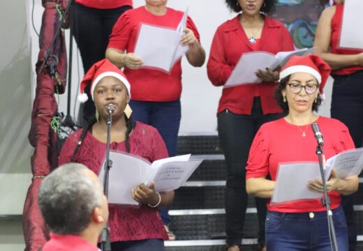 Projeto Cantantes Janelas Natalinas leva a magia do Natal para as famílias alagoinhenses